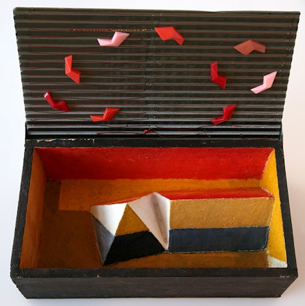 Leo Rabkin, <em>Untitled</em>. Plexiglas, wire, wood box, polychrome geometric forms, 4.5 x 8.5 x 2.75 inches. Courtesy Luise Ross.