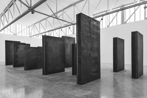 Richard Serra, <em>Every Which Way</em>, 2015. Weatherproof steel. Sixteen slabs. Five: 11 feet x 6 feet x 11 inches; Six: 9 feet x 6 inches x 11 inches; Five: 7 feet x 6 feet x 11 inches; Overall: 11 feet x 53 feet 6 inches x 21 feet. (c) Richard Serra. Photograph by Cristiano Mascaro.