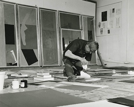 Robert Motherwell working in his Greenwich, Connecticut studio, May 1976, Dedalus Foundation Archives.
