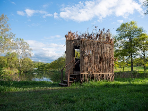 Mark Dion, Hunting Blind (The Dandy Rococo), 2008/2019. Courtesy the artist and Tanya Bonakdar Gallery, New York/Los Angeles. Photo: Jeffrey Jenkins.