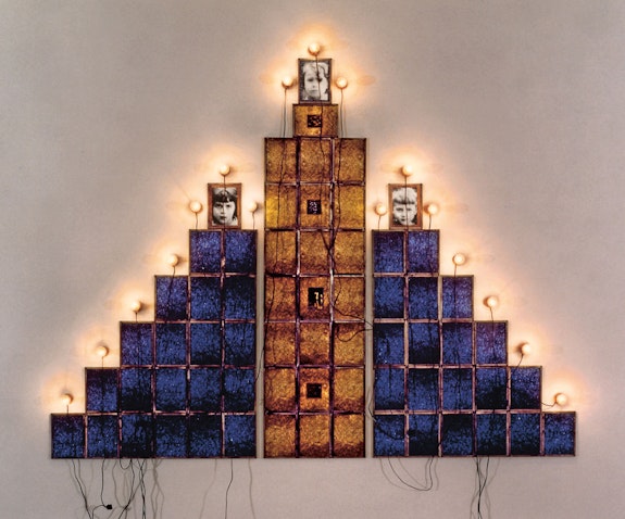 Christian Boltanski, <em>Monument</em>, 1987. 19 color photographs, 6 x 7 3/4 inches each, 11 15Watt /230 V lightbulbs, 11 sockets. Carré d’art – Musée d’art contemporain, Nîmes. Photo: © David Huguenin. © ADAGP, Paris, 2019.