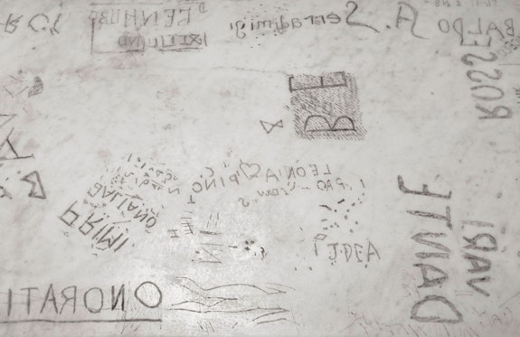 Shannon Bool, <em>Michelangelo's Place</em> (detail), 2013, Carrera marble, 55 x 260 x 45 cm, Courtesy of the artist and her galleries; Daniel Faria Gallery, (Toronto) and Kadel Willborn Gallery (Düsseldorf).