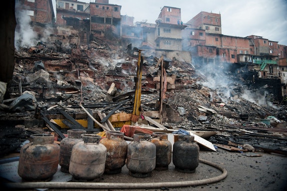 Fire hits homes of Paraisópolis community, 2014. Photo: Marcelo Camargo / Agência Brasil. Accessed on <a href=