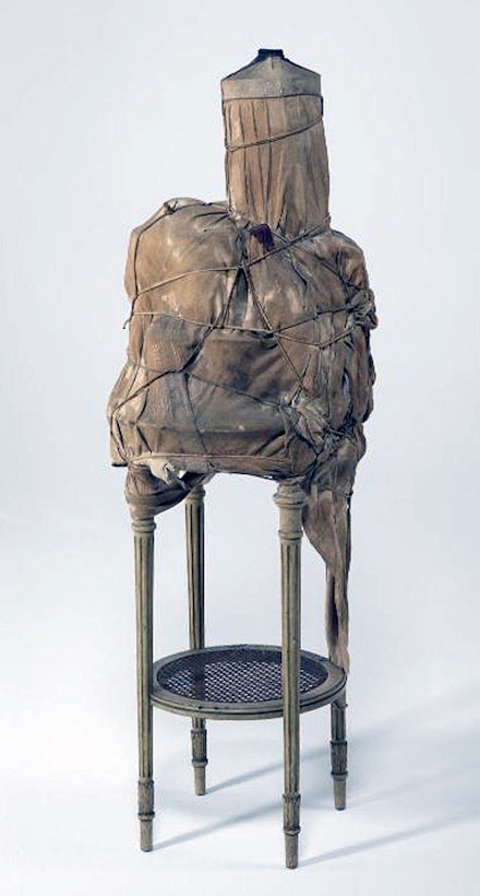 Christo and Jeanne-Claude, <em>Empaquetage sur une table</em>, 1961. Courtesy Centre Pompidou.