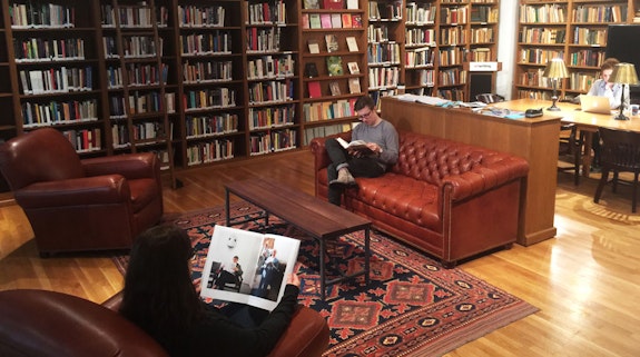 Students in the Art Writing Library on 21st Street.