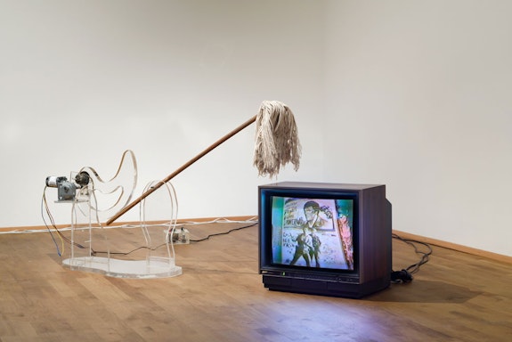 (colour, sound, 6 min.). Sculpture: 24 × 62 × 520 inches, monitor: 12 × 18 × 10 inches. Courtesy the Carolee Schneemann Foundation and Galerie Lelong & Co., Hales Gallery, and P.P.O.W, New York and © Carolee Schneemann Foundation / ARS, New York and DACS, London 2022. Photo: Axel Schneider, Frankfurt am Main.