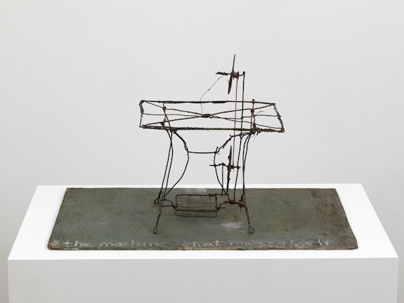 June Leaf, <em>The Machine That Makes Itself</em>, 2021. Wire, chalk on wood and string, 14 x 24 x 13 1/4 inches. © June Leaf. Courtesy Ortuzar Projects. Photo: Dario Lasagni.