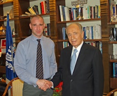 David Shankbone and Shimon Peres. Photo by David Shankbone.