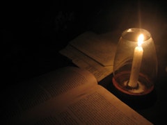 Reading by candlelight (Ãƒ?Ã‚Â© dpnicholls, flickr)